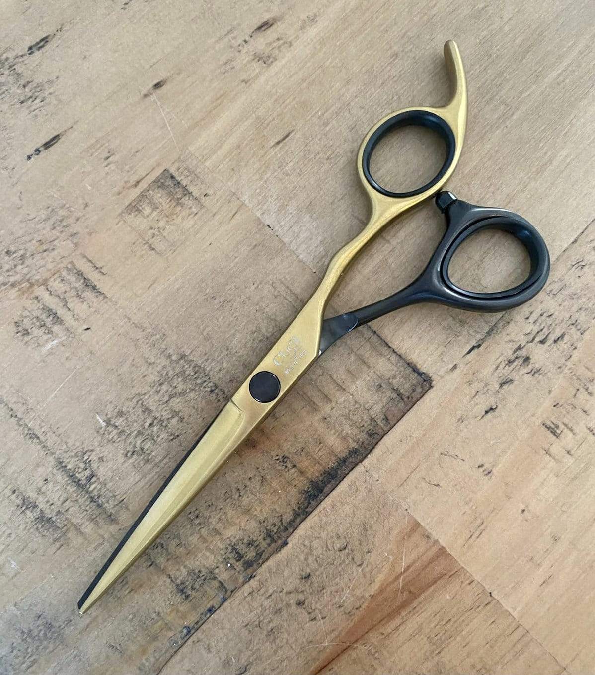 yoiscissors Hairdressing Scissors 5.5 Cuzzi Black and Gold